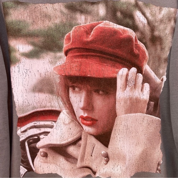 Taylor Swift Red Album Cover Taylors Version Oversized Unisex Sweatshirt Sz S - Picture 3 of 7